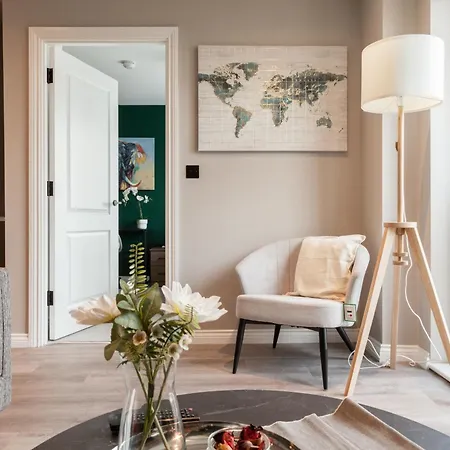 Апартаменты Springwell Gardens Near Station & Centre