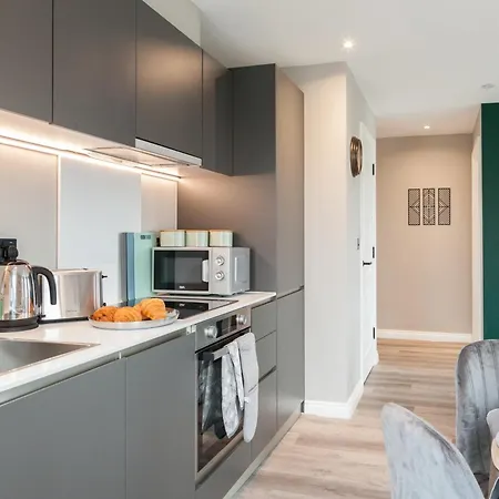Апартаменты Springwell Gardens Near Station & Centre *