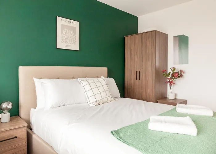 Springwell Gardens Near Station & Centre *