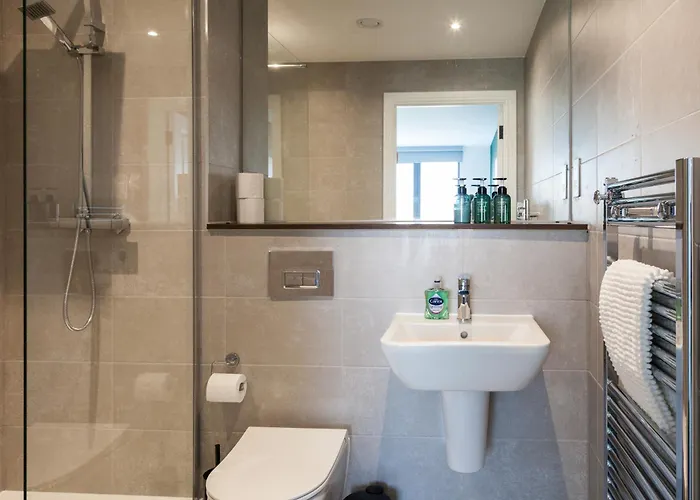 Springwell Gardens Near Station & Centre * Leeds (West Yorkshire)