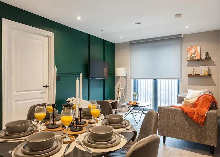 Springwell Gardens Near Station & Centre * Leeds (West Yorkshire)