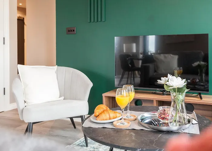 Springwell Gardens Near Station & Centre * Leeds (West Yorkshire)