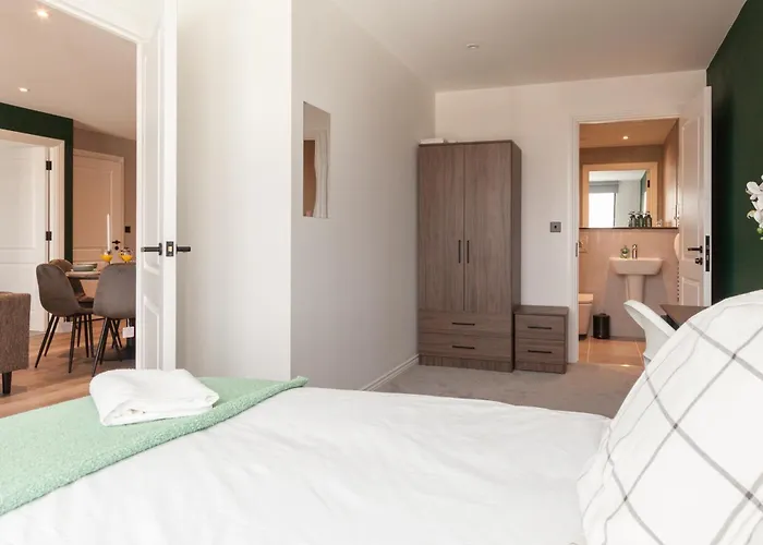 Springwell Gardens Near Station & Centre Daire