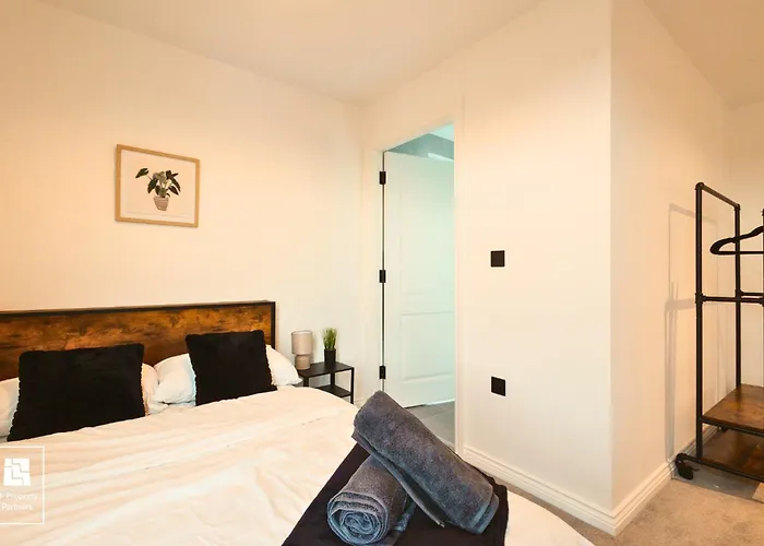 Springwell Gardens Near Station & Centre Daire