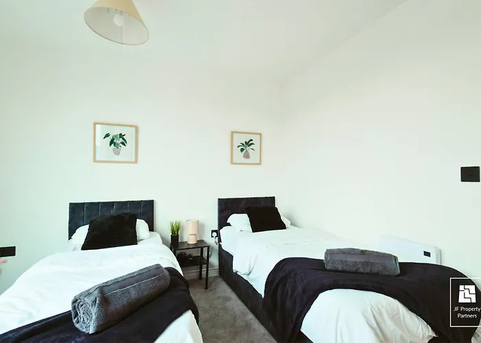 Springwell Gardens Near Station & Centre Leeds (West Yorkshire)