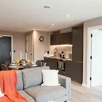 Апартаменти Springwell Gardens Near Station & Centre *