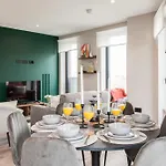 Springwell Gardens Near Station & Centre *