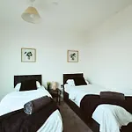 Springwell Gardens Near Station & Centre *