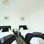 Springwell Gardens Near Station & Centre Leeds (West Yorkshire)