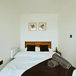 Springwell Gardens Near Station & Centre Leeds (West Yorkshire)