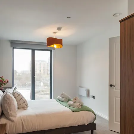 Springwell Gardens Near Leeds Station & Centre *
