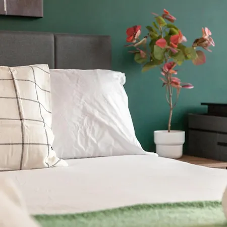 Springwell Gardens Near Leeds Station & Centre * Leeds (West Yorkshire)