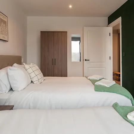 Springwell Gardens Near Station & Centre 아파트 *