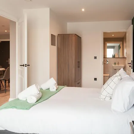 Springwell Gardens Near Leeds Station & Centre *