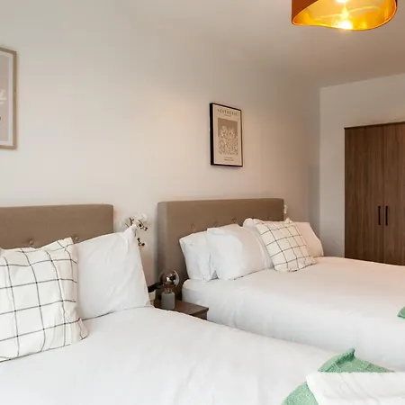 Springwell Gardens Near Station & Centre 리즈