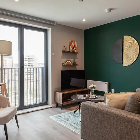 Springwell Gardens Near Station & Centre *