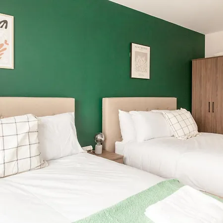 Springwell Gardens Near Leeds Station & Centre Leeds (West Yorkshire)