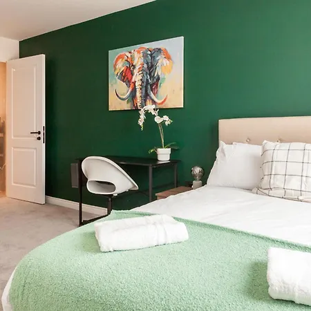 Springwell Gardens Near Station & Centre * 리즈