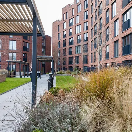 아파트 Springwell Gardens Near Station & Centre