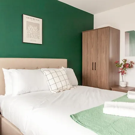 Springwell Gardens Near Leeds Station & Centre *