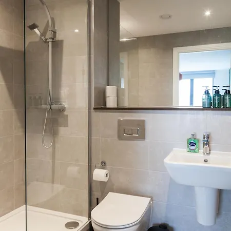 Springwell Gardens Near Station & Centre * Leeds (West Yorkshire)