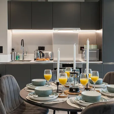 Springwell Gardens Near Station & Centre 아파트 *