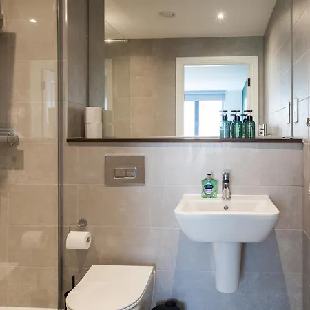 Springwell Gardens Near Station & Centre * Leeds (West Yorkshire)