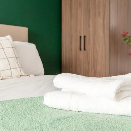 Springwell Gardens Near Leeds Station & Centre