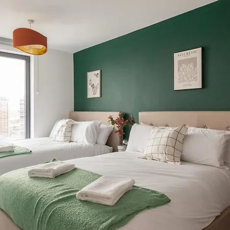 Springwell Gardens Near Station & Centre 아파트 *