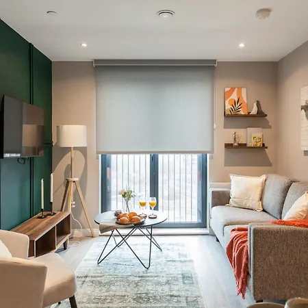 Springwell Gardens Near Station & Centre 아파트 *