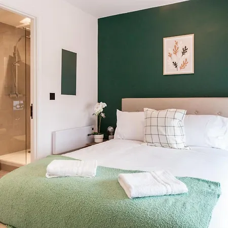 Springwell Gardens Near Station & Centre *