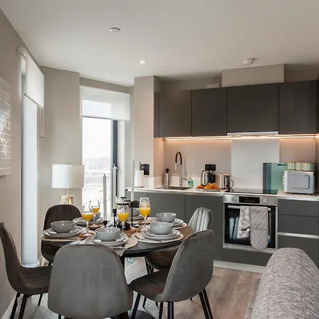 Springwell Gardens Near Station & Centre 아파트