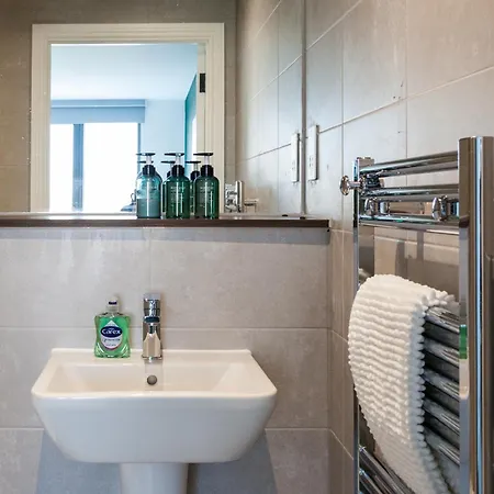 Springwell Gardens Near Station & Centre *