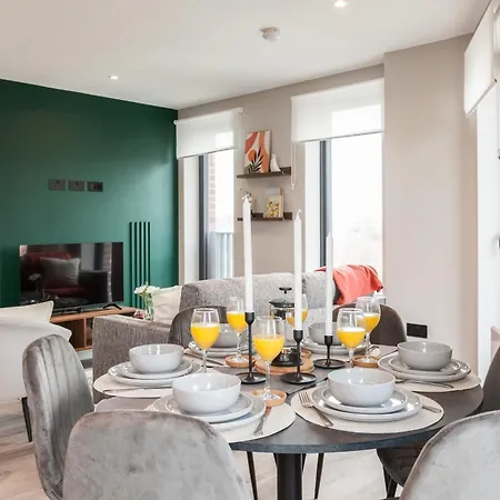 Springwell Gardens Near Station & Centre *