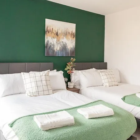 Springwell Gardens Near Station & Centre 리즈