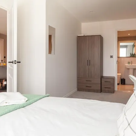 Springwell Gardens Near Station & Centre Apartment