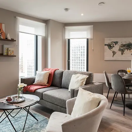 Springwell Gardens Near Station & Centre 리즈