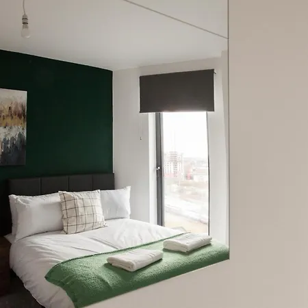 Springwell Gardens Near Station & Centre * Leeds (West Yorkshire)