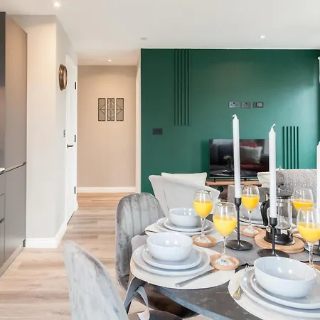 Springwell Gardens Near Station & Centre *