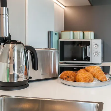 Springwell Gardens Near Station & Centre 리즈