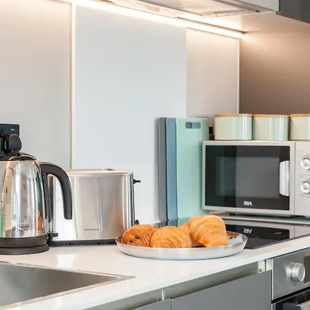 Springwell Gardens Near Station & Centre *