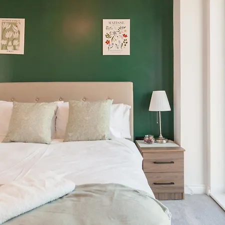 Springwell Gardens Near Leeds Station & Centre * Leeds (West Yorkshire)