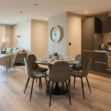 Springwell Gardens Near Station & Centre