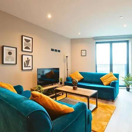 Springwell Gardens Near Station & Centre 利兹
