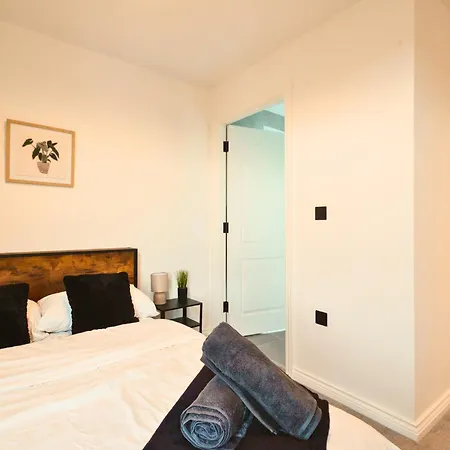 Springwell Gardens Near Station & Centre Apartment