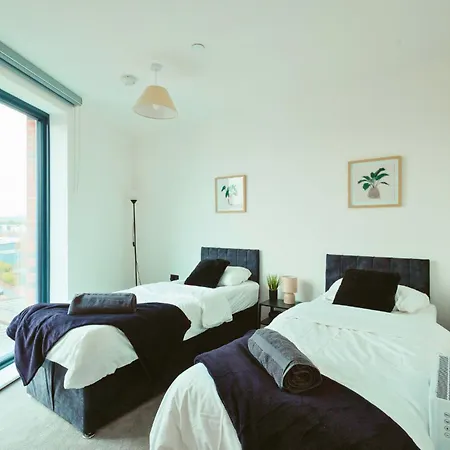 Springwell Gardens Near Station & Centre リーズ