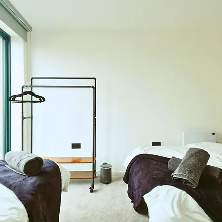 Springwell Gardens Near Station & Centre 아파트 *