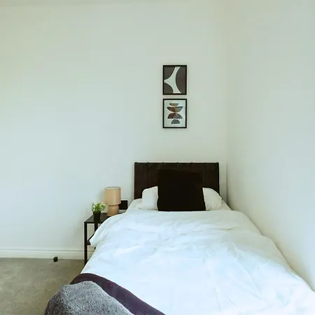 Springwell Gardens Near Station & Centre 아파트 *