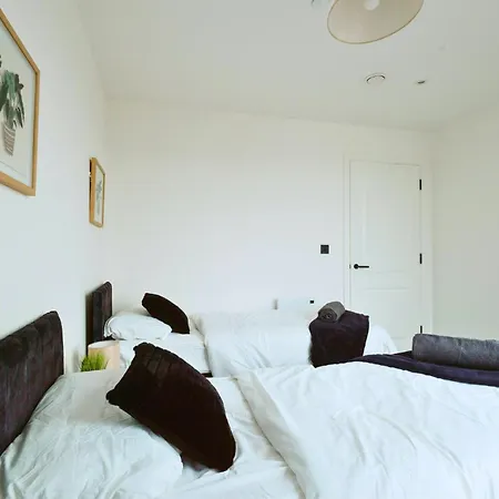 Springwell Gardens Near Station & Centre 리즈