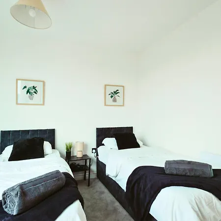 Springwell Gardens Near Station & Centre リーズ